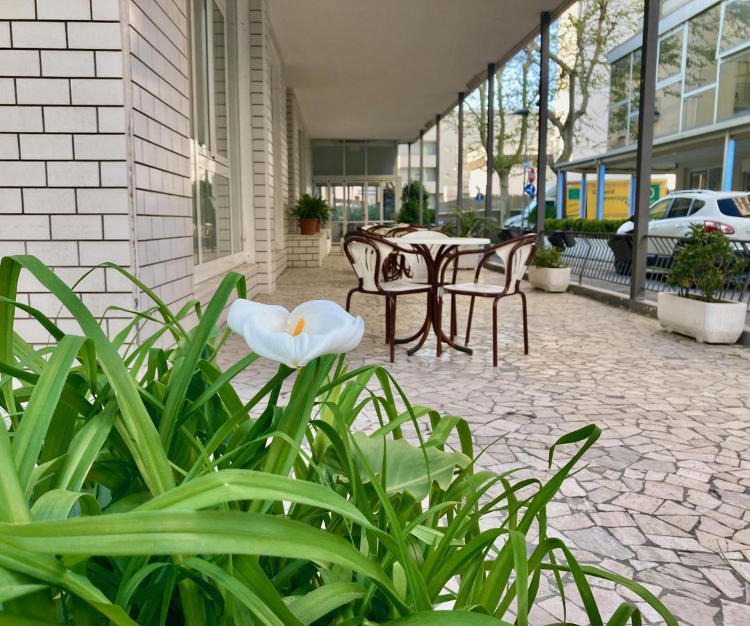 רימיני Alevon Hotel מראה חיצוני תמונה